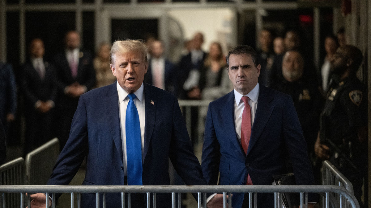 Donald Trump, ahir amb el seu advocat Todd Blanche. - EFE