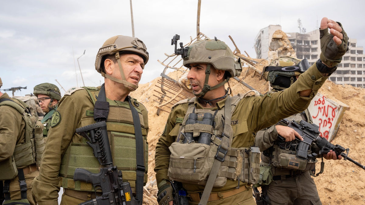 Haliva conversa con un soldado israelí en una foto de archivo. - EFE