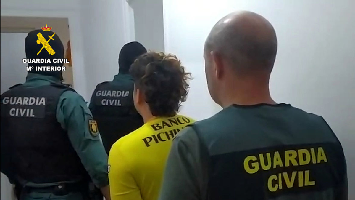 Tres agentes de la Guardia Civil escoltan a un miembro de la banda. - ACN
