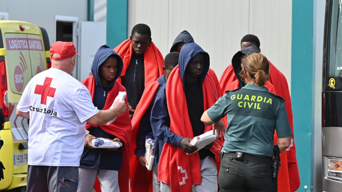 Cruz Roja y la Guardia Civil atienden a migrantes llegados a bordo de una patera a Tenerife en febrero. - EUROPA PRESS