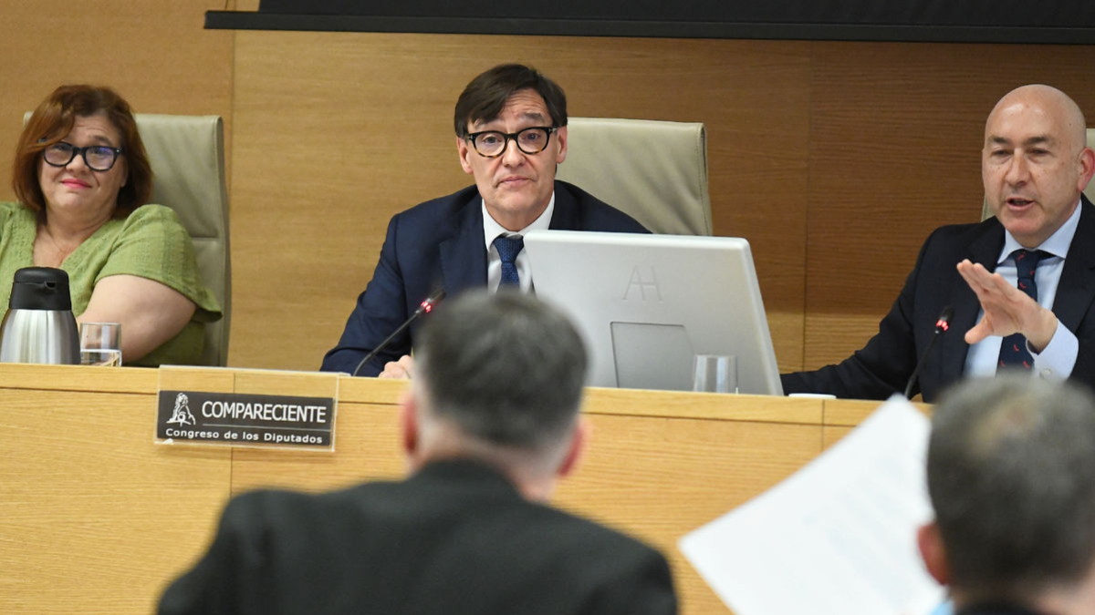 Salvador Illa responde al portavoz de ERC en el Congreso de los Diputados, Gabriel Rufián. - FERNANDO SÁNCHEZ / EUROPA PRESS