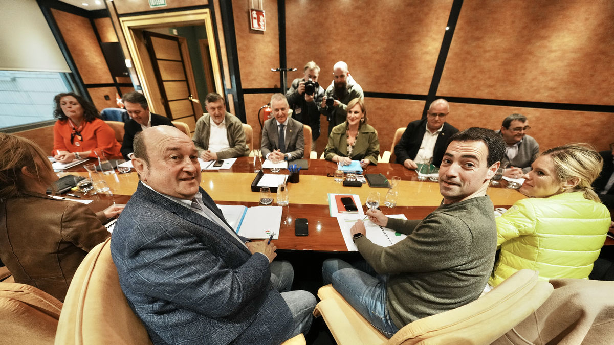 Andoni Ortuzar e Imanol Pradales, en primer término, en la reunión del Euzkadi Buru Batzar del PNV. - UNANUE / EUROPA PRESS
