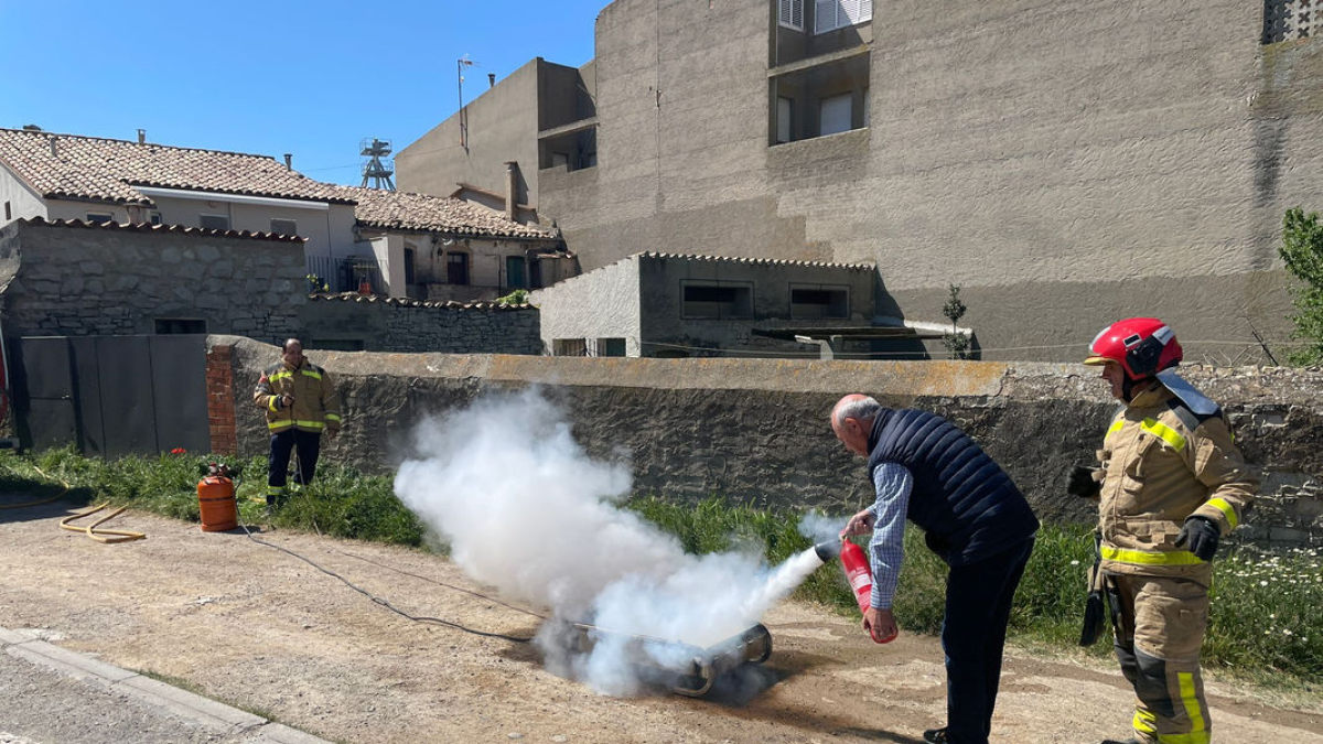 Un veí fent una pràctica amb l’extintor. - AJUNTAMENT DE SANT RAMON