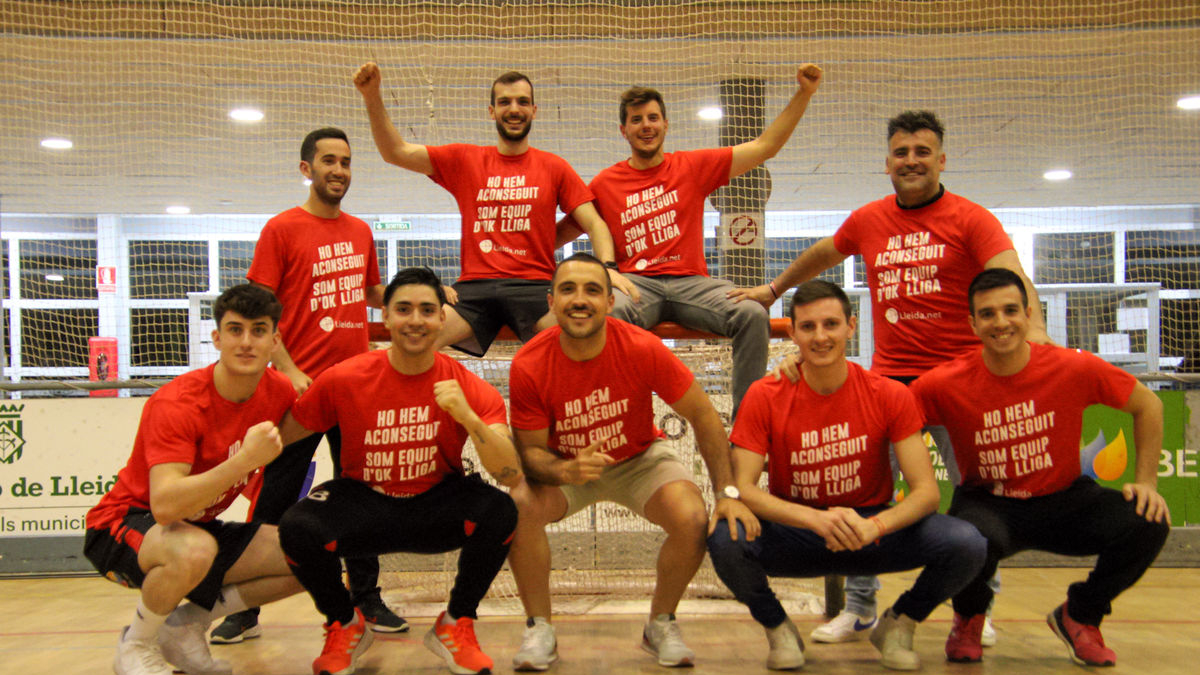 Sito, de pie a la derecha, con algunos de sus jugadores el domingo en la celebración del ascenso. - ANIOL MORAL