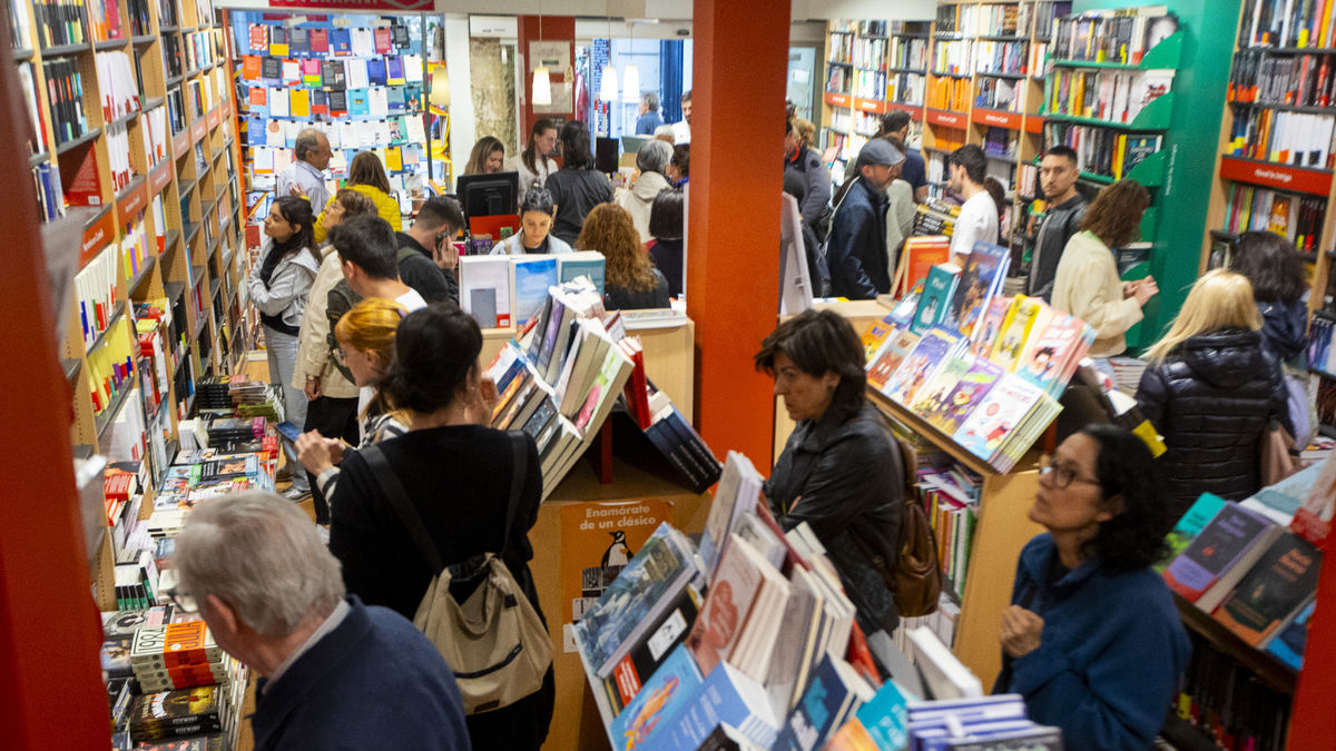 La llibreria Caselles, en ple Eix Comercial de Lleida, a vessar ahir a la tarda amb clients a la recerca ja del seu llibre de Sant Jordi. - GERARD HOYAS