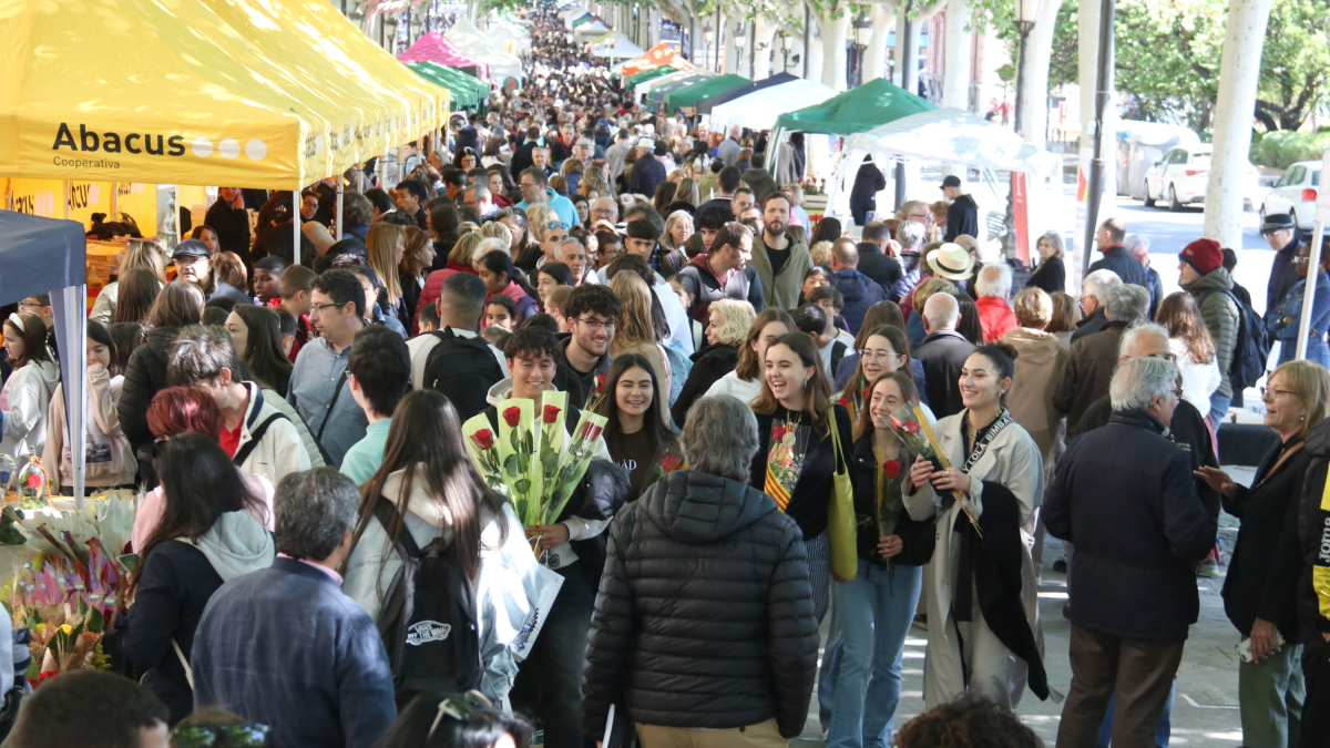 Aspecto de la Rambla Ferran de Lleida durante Sant Jordi