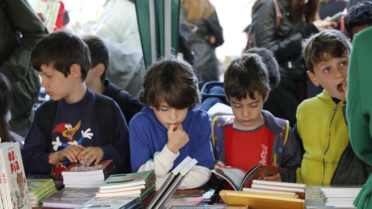 Nens mirant llibres en una parada de Sant Jordi a Lleida el 2024.