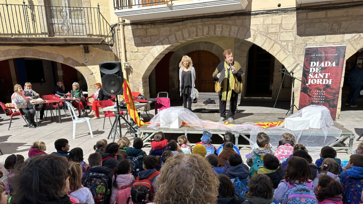 Les Borges Blanques. En la plaza 1 d’Octubre, se organizó un escenario que invitaba al público a recitar poesía. Lo visitaron alumnos de distintas escuelas de la localidad. - AJUNTAMENT DE LES BORGES BLANQUES