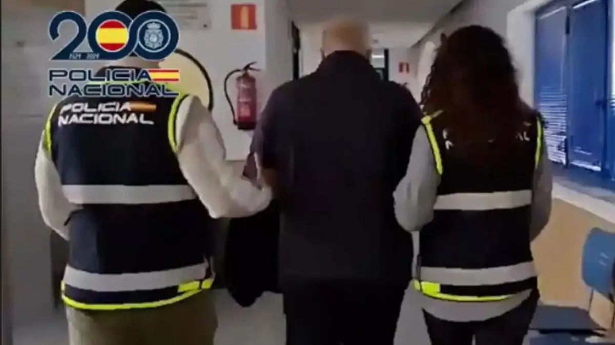 Dos policías escoltando a Bouyakhrichan el día de su detención. - POLICÍA NACIONAL