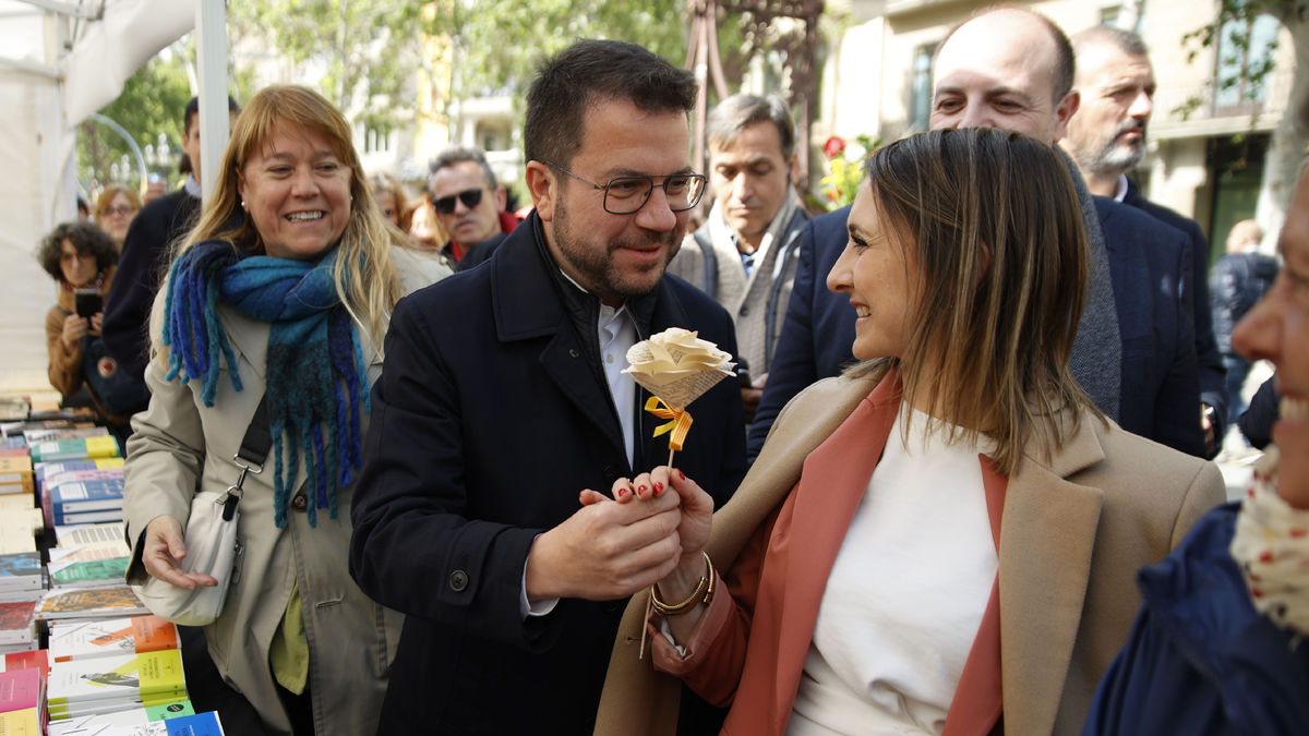 Pere Aragonès ayer junto a su mujer durante una visita a las paradas de libros de Barcelona. - EUROPA PRESS