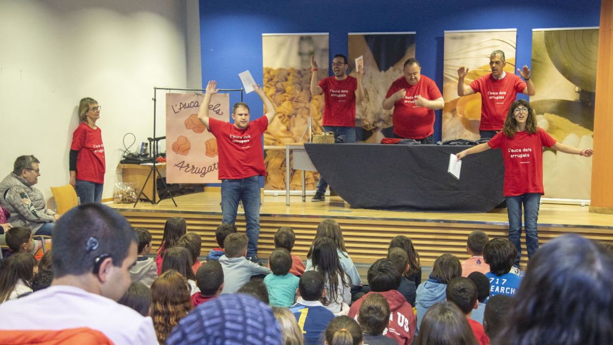 L’auca teatralitzada es va estrenar ahir coincidint amb Sant Jordi a la biblioteca Germanes Güell. - LAIA PEDRÓS