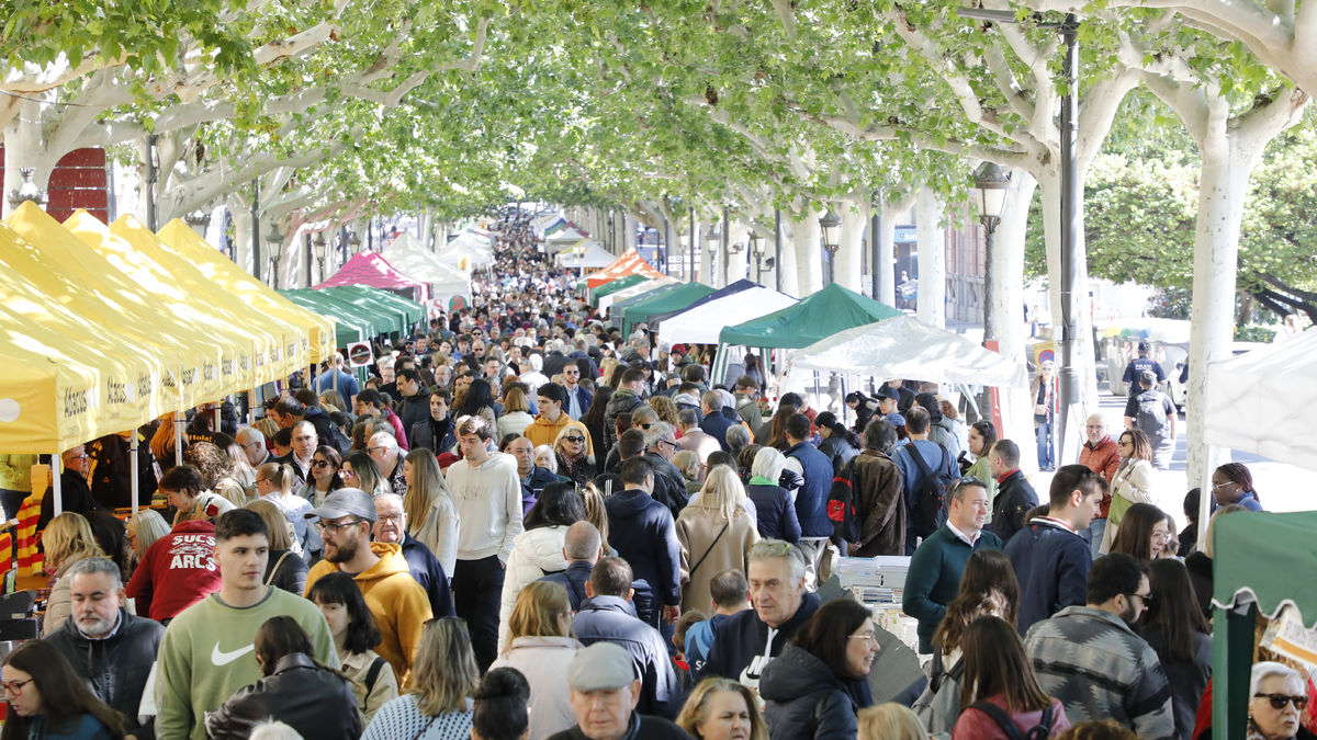 L’eix literari de Lleida, de l’avinguda Francesc Macià a la rambla Ferran, va viure ahir moments de presència multitudinària de públic. - AMADO FORROLLA