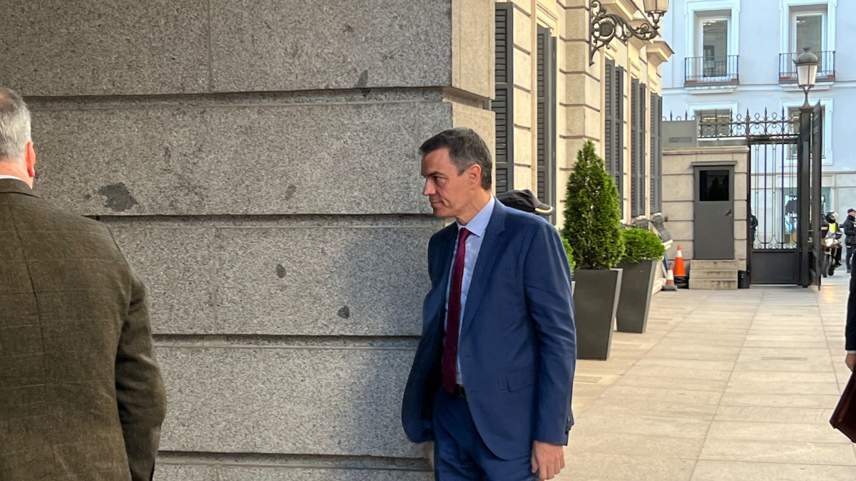 El presidente del gobierno español, Pedro Sánchez, llegando a la sesión de control en el Congreso de los Diputados