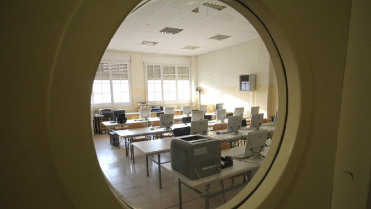 Imatge d'arxiu d'una aula buida.