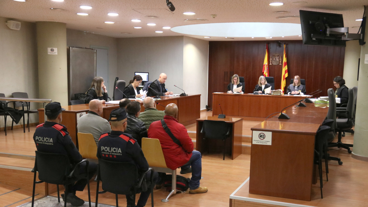 El judici aquest dimecres a l'Audiència de Lleida, amb els quatre acusats i un intèrpret (de verd)