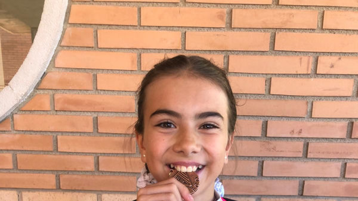 Irene Merino, del FEDAC, con su medalla.
