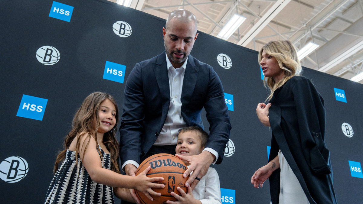 Jordi Fernández, ayer en la presentación con su esposa y sus hijos. - EFE/ÁNGEL COLMENARES