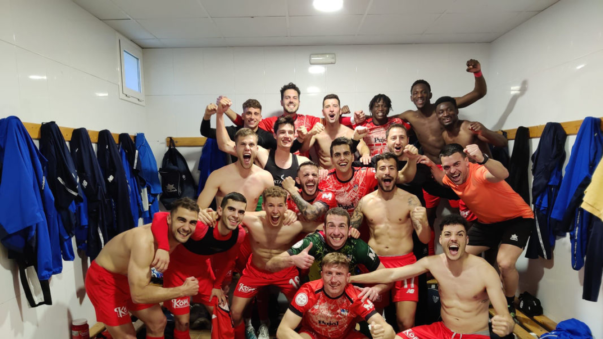 La plantilla del Mollerussa celebra la victoria en el vestuario, tras la conclusión del partido. - CFJ MOLLERUSSA