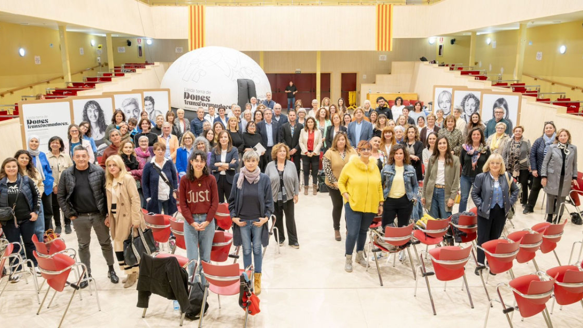 Algunas de las mujeres que participan en el proyecto ‘Lleida, terra de dones transformadores’ con la vicepresidenta del Govern en el centro, con camisa roja. - C.G.