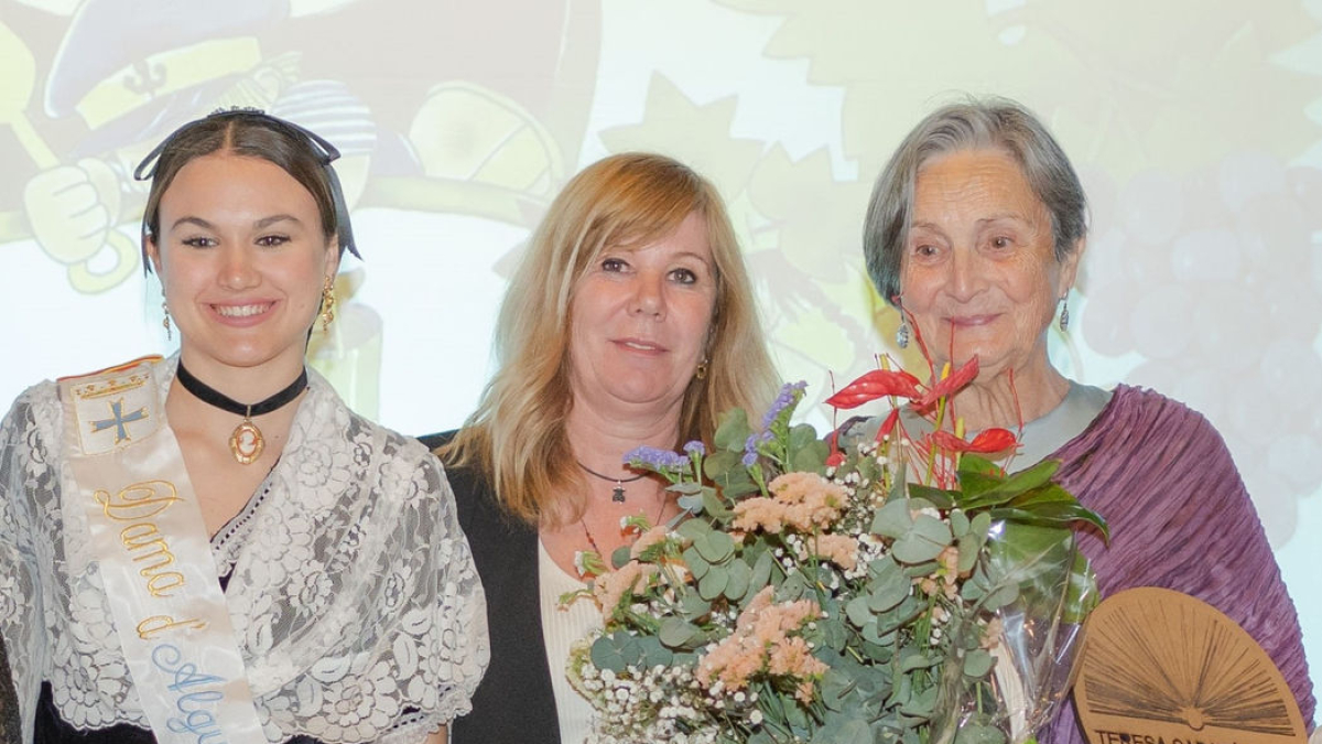 Un dia feliç ■ Pocs dies abans de la seua mort, Teresa Sabaté va rebre un merescut i emotiu homenatge en el marc de la primera Fira del Llibre de Ponent d’Alguaire el dia 13 d’abril. A la foto, l’acompanyen la seua neta i l’alcaldessa, Im ... - AJUNTAMENT D’ALGUAIRE