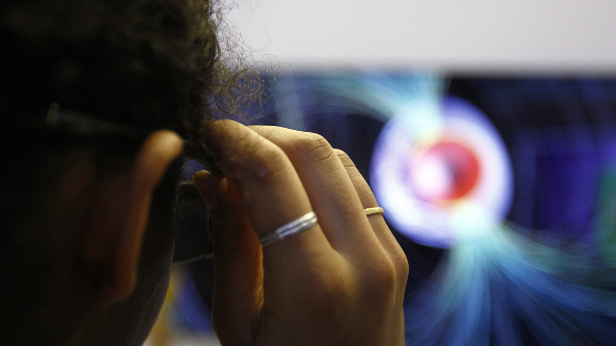 En la imagen de archivo, una niña utiliza unas gafas 3D.