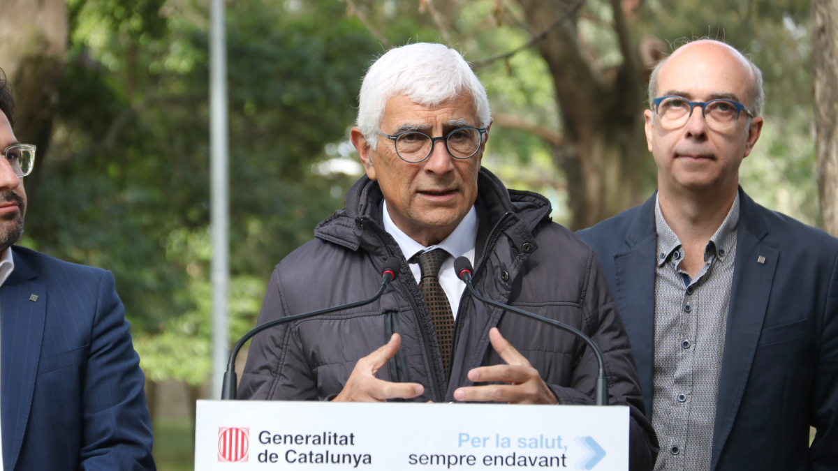 El conseller de Salut, Manel Balcells, durant l'atenció als mitjans de comunicació als jardins de l'hospital Arnau de Vilanova de Lleida