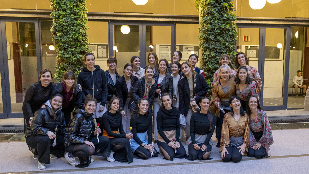 Miembros de grupos de danza de la Universitat de Lleida, tras actuar ayer en un claustro del Rectorado. - JORDI ECHEVARRIA