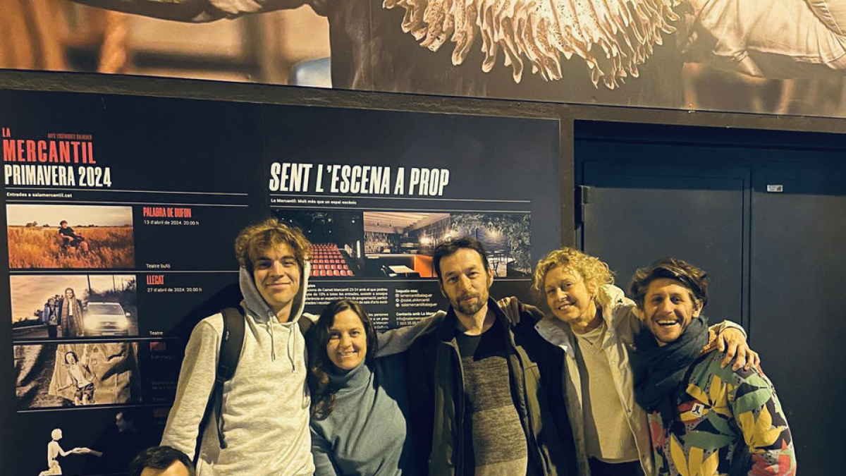 Actors, direcció i tècnics, a La Mercantil després de l’assaig d’ahir. - LA MERCANTIL
