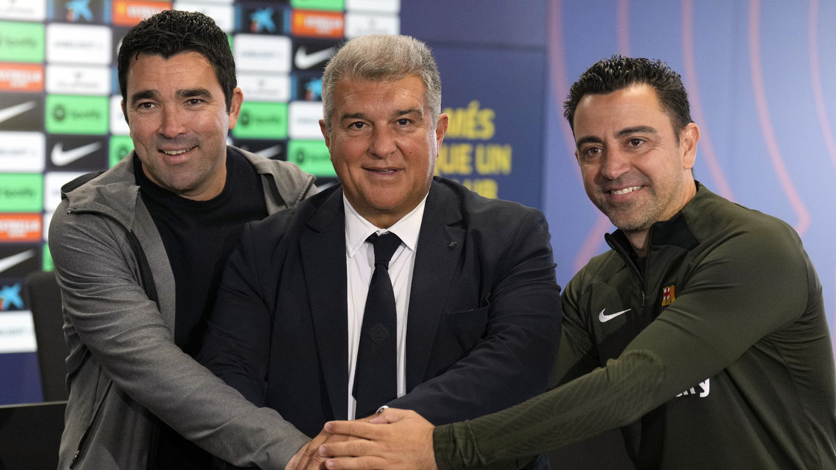 Deco, Laporta y Xavi, ayer antes de la rueda de prensa. - EFE/ALEJANDRO GARCÍA