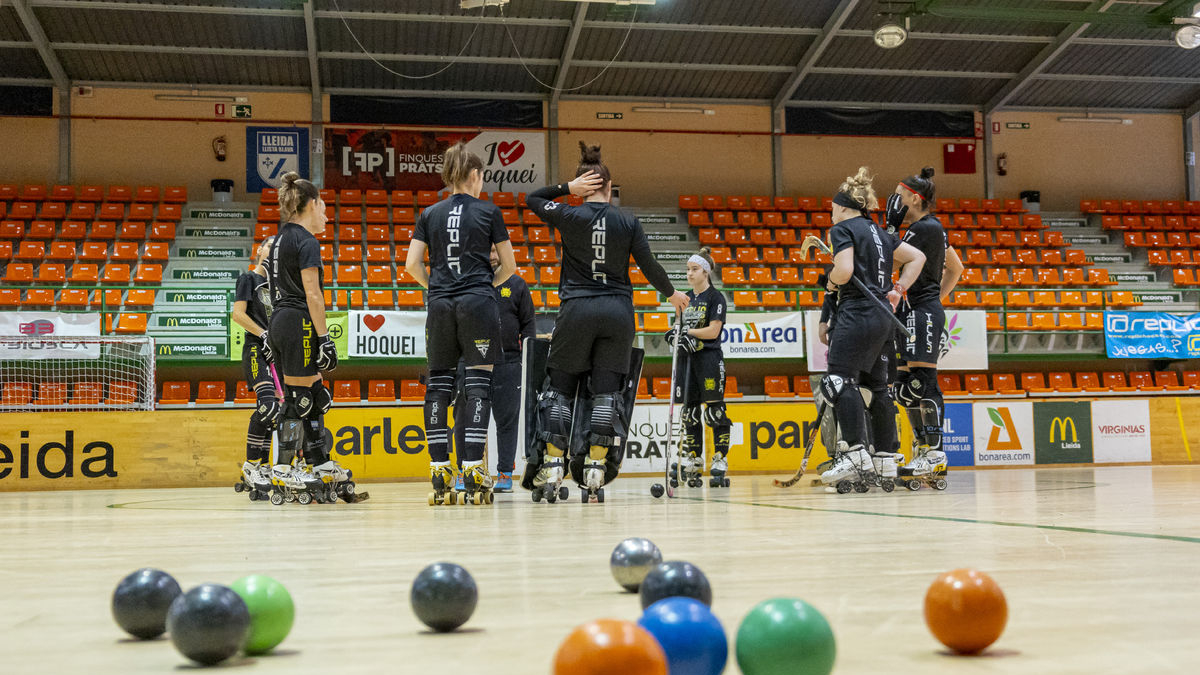 Les jugadores i el tècnic del Vila-sana, Lluís Rodero, ahir a la pista de l’Onze de Setembre. - JORDI ECHEVARRIA