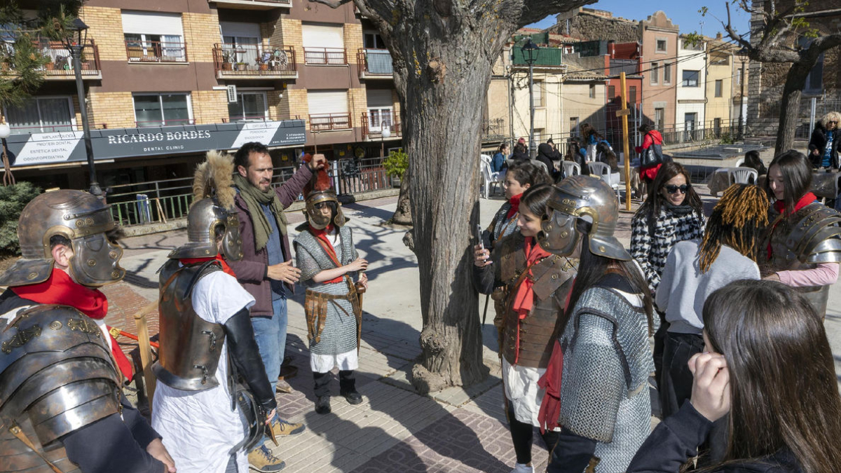 Más de 200 estudiantes de latín de Lleida aprenden en el museo romano - X.S.