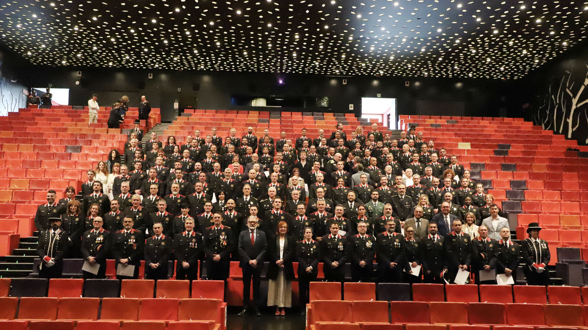 Foto de família amb les autoritats i els agents i ciutadans condecorats. - MAGDALENA ALTISENT