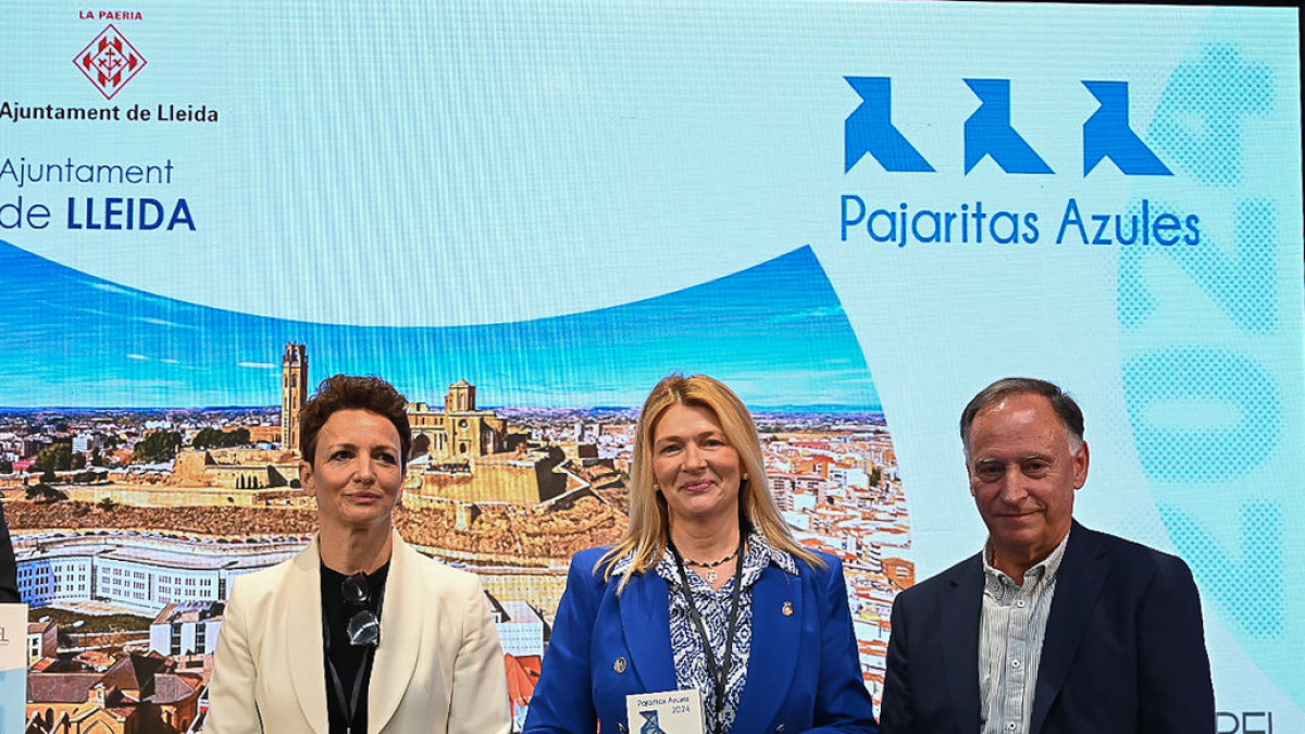 La tinenta d’alcalde d’Urbanisme, Begoña Iglesias, va recollir la distinció “Pajarita Ilustre” pel reciclatge de paper i cartró. - AJUNTAMENT DE LLEIDA