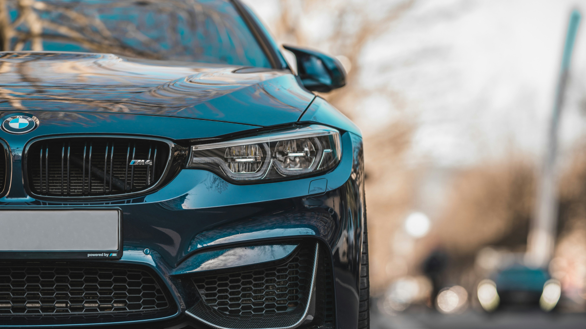 Un vehicle de la marca BMW.