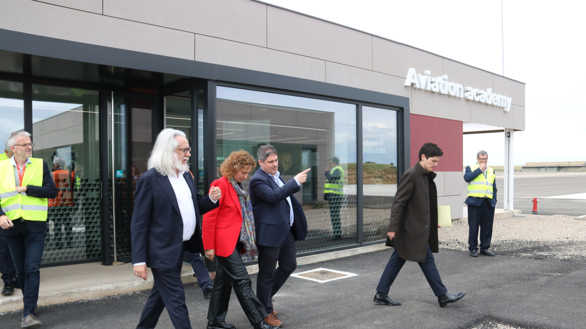 Capella y Albalate después de visitar la escuela de pilotos BAA Training en la zona del Campus del aeropuerto Lleida-Alguaire.
