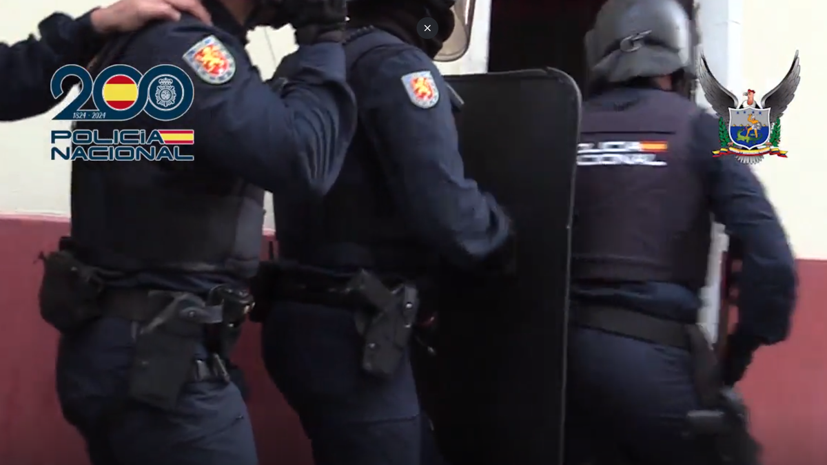 La Policia entrant al lloc on hi havia les dones. - POLICIA NACIONAL