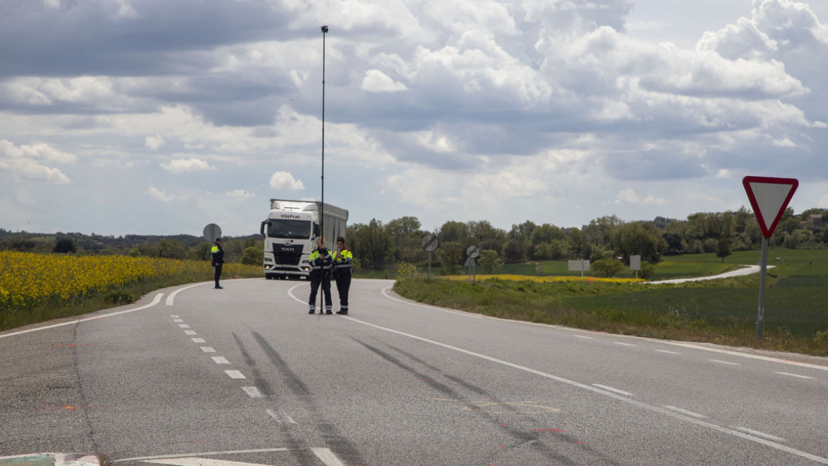 Los Mossos d’Esquadra tomando datos ayer en el lugar para confeccionar el atestado del siniestro. - LAIA PEDRÓS
