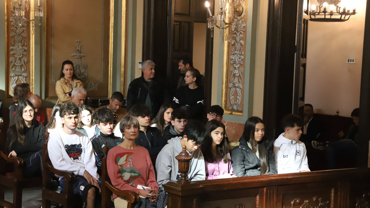 El ple va ser seguit per alumnes de l’institut Joan Oró i membres del sindicat policial Asigull. - MAGDALENA ALTISENT