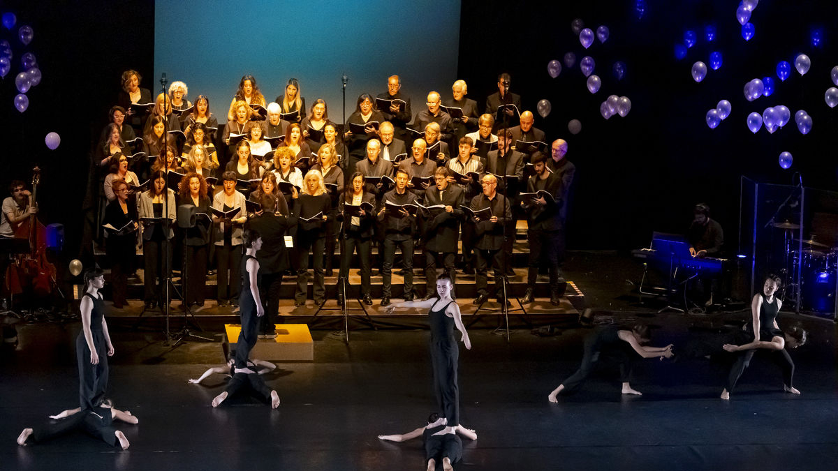 'Cant a la vida' de joves ballarins a la Llotja - JORDI ECHEVARRIA