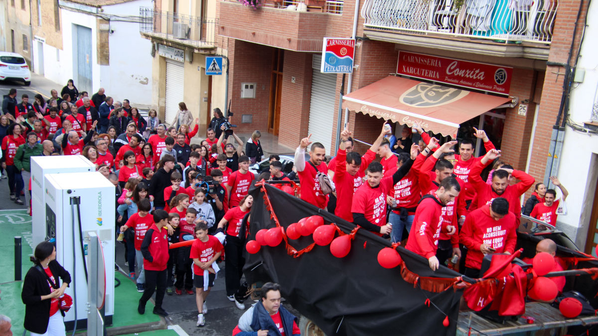 Els jugadors i tècnics van fer la rua en un remolc acompanyats per desenes de seguidors. - ANIOL MORAL