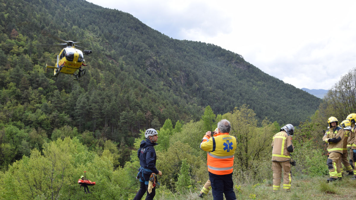 Moment del rescat d’un dels tres ferits. - BOMBERS