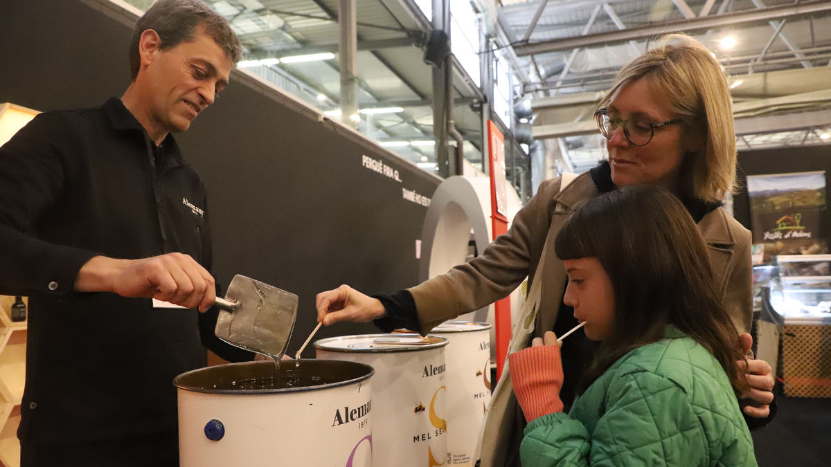 Degustación de miel artesana en el estand de Mel Alemany de la comarca. - MAGDALENA ALTISENT