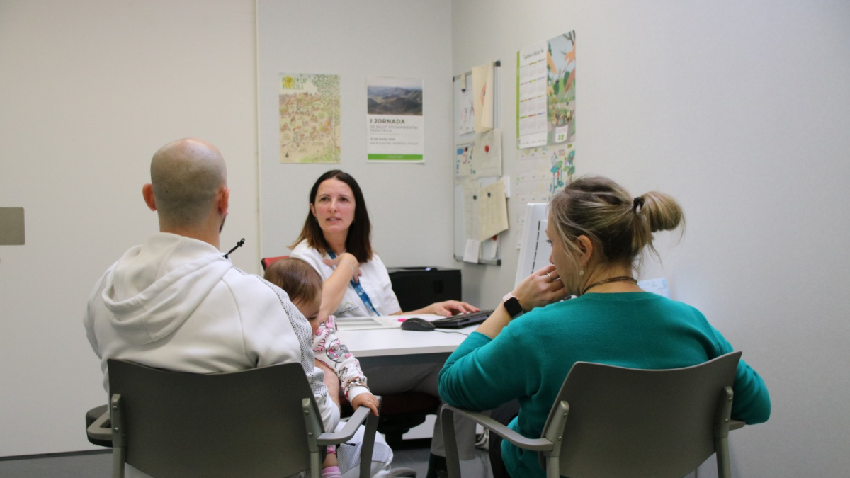 Una familia durante la visita para la iniciativa 'el full verd' en el hospital de Olot.