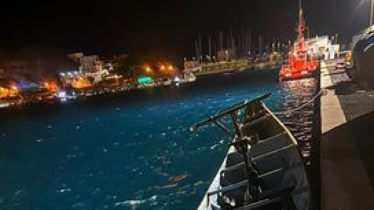 Imagen del cayuco llegado la pasada madrugada al muelle de La Restinga, en El Hierro, con 70 personas migrantes a bordo