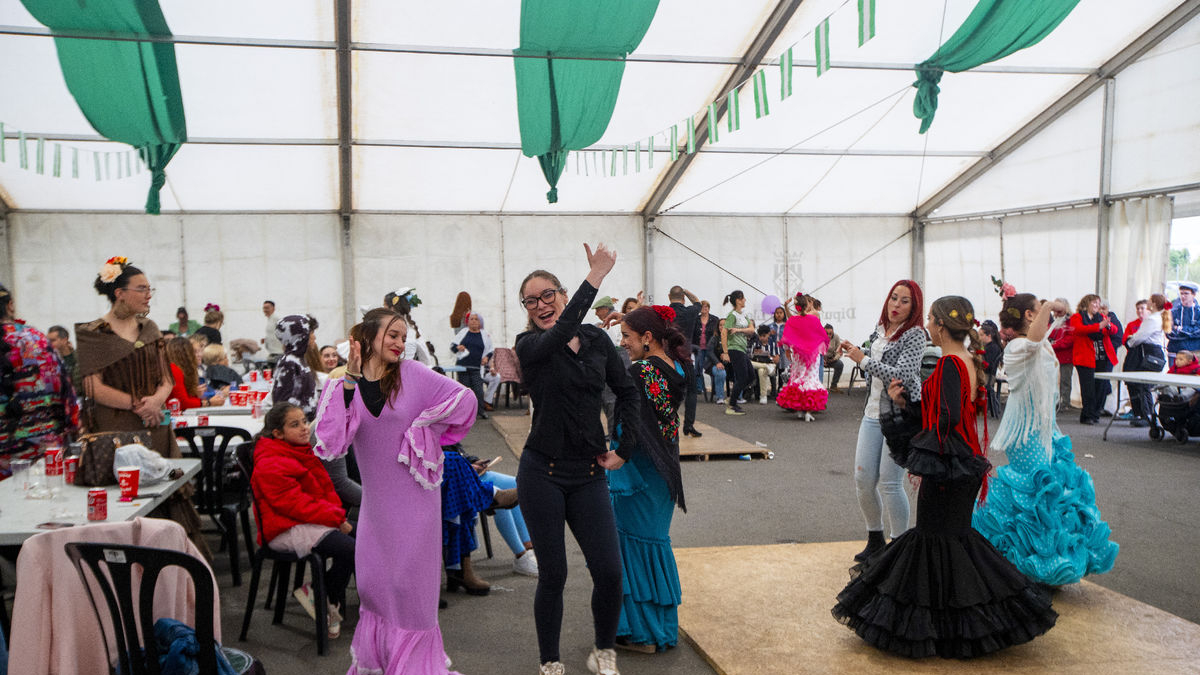 Algunes joves ballant sevillanes ahir a la tarda. - GERARD HOYAS