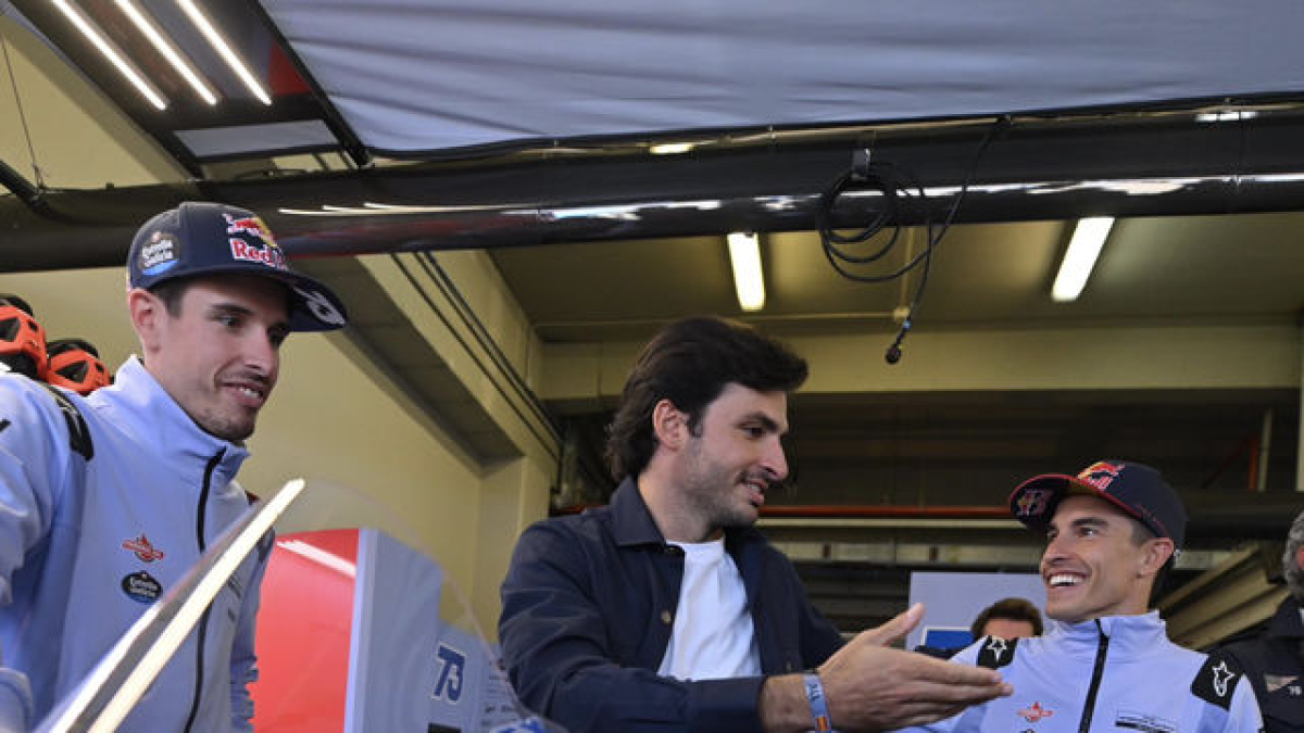 Àlex i Marc Márquez van rebre la visita al box del pilot de Fórmula 1 Carlos Sainz. - MOTOGP