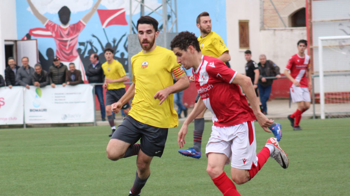 Un jugador de l’Artesa de Segre porta la pilota davant d’un defensa. - JOAN BOVÉ