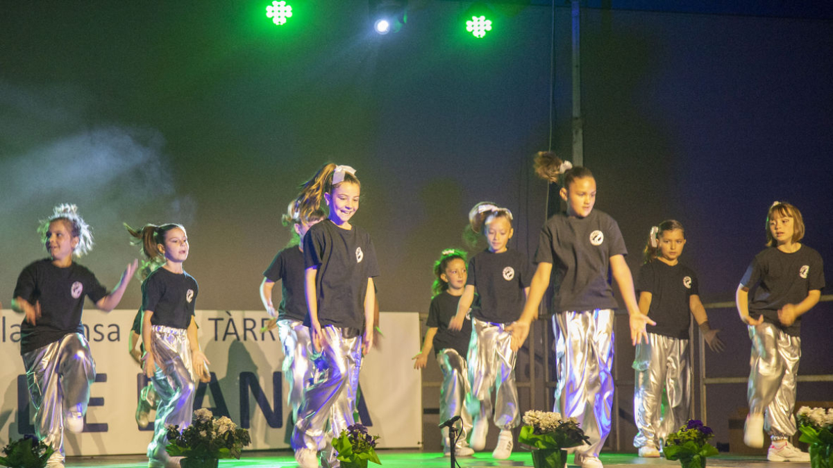 Dansa urbana amb ballarines del Gyas Club, ahir al migdia en un Espai MerCAT a vessar de públic. - LAIA PEDRÓS