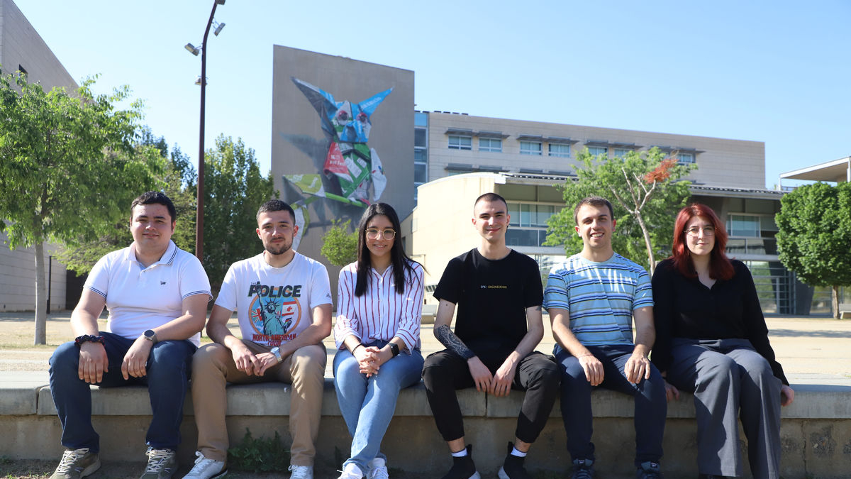 D’esquerra a dreta, els estudiants d’Informática Isaac Torres, Josep Sort, Chaymaa Dkouk, Oriol Agost, Oriol Alàs i Laura Haro. - MAGDALENA ALTISENT