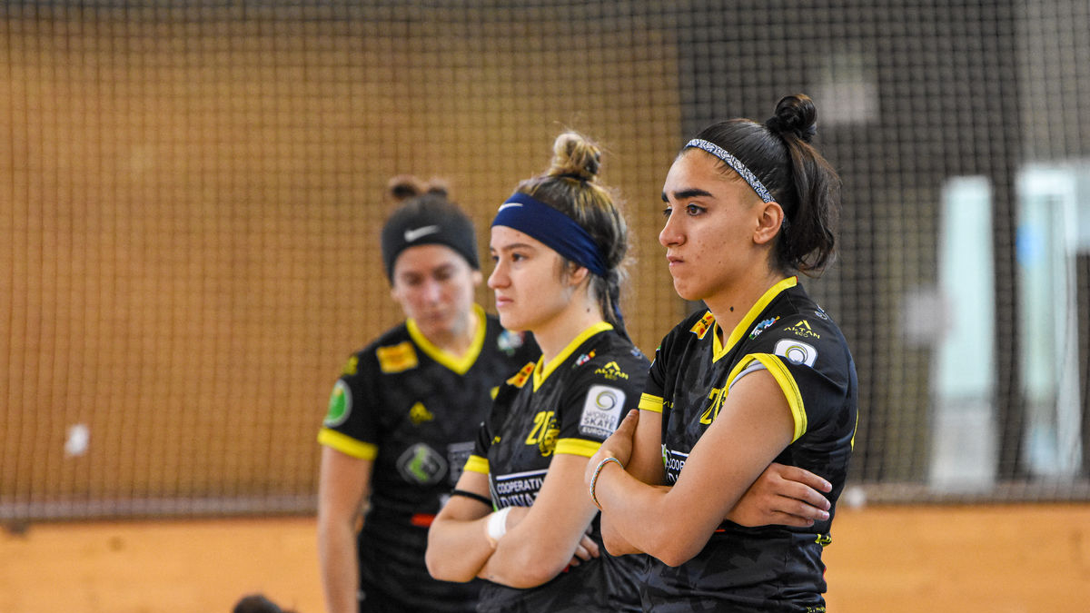 Gimena Gómez y Sara Planella, abatidas después de ver cómo el Vila-sana perdía su segunda final de Champions consecutiva, esta vez ante el Fraga. - CLARA LIÁÑEZ